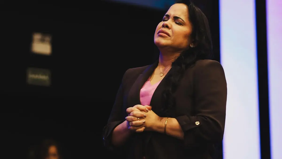 Cassiane encerra ciclo na MK e volta ao selo próprio; álbum com 14 inéditas rompe com lógica dos EPs