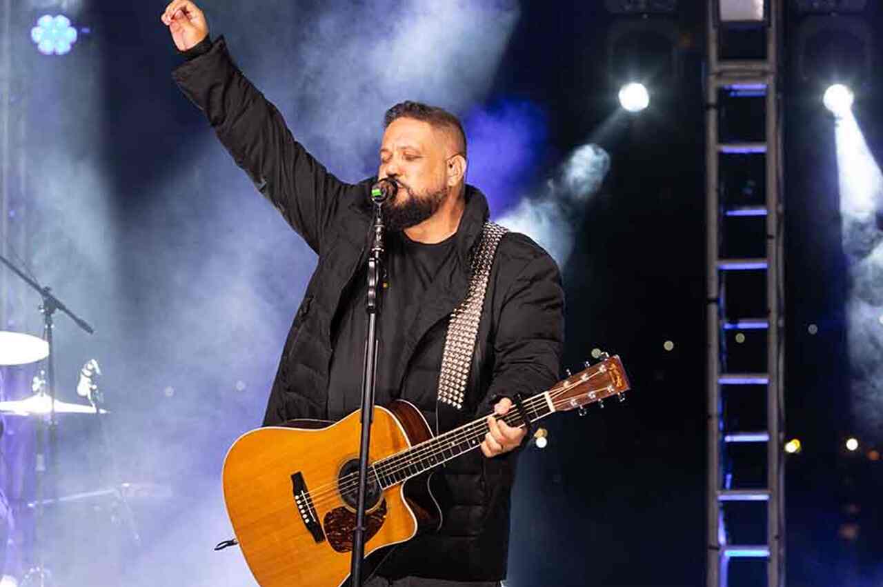 Em vídeo, Fernandinho interrompe ministração e critica vestuário no altar; debate nas redes divide opiniões