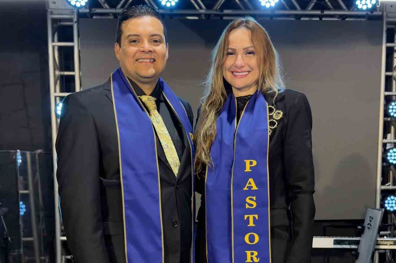 Jedson Aguiar, do Som e Louvor, é consagrado pastor com a esposa; cantor cita profecia do pai