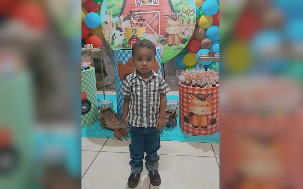Menino de 4 anos morre apos colisao na BR-153 em Jaragua; familia fica em estado grave