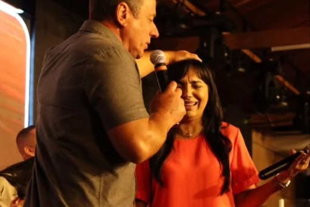 Em culto na ADVEC, Eyshila admite que já pensou em deixar o ministério; pastor ora por renovação