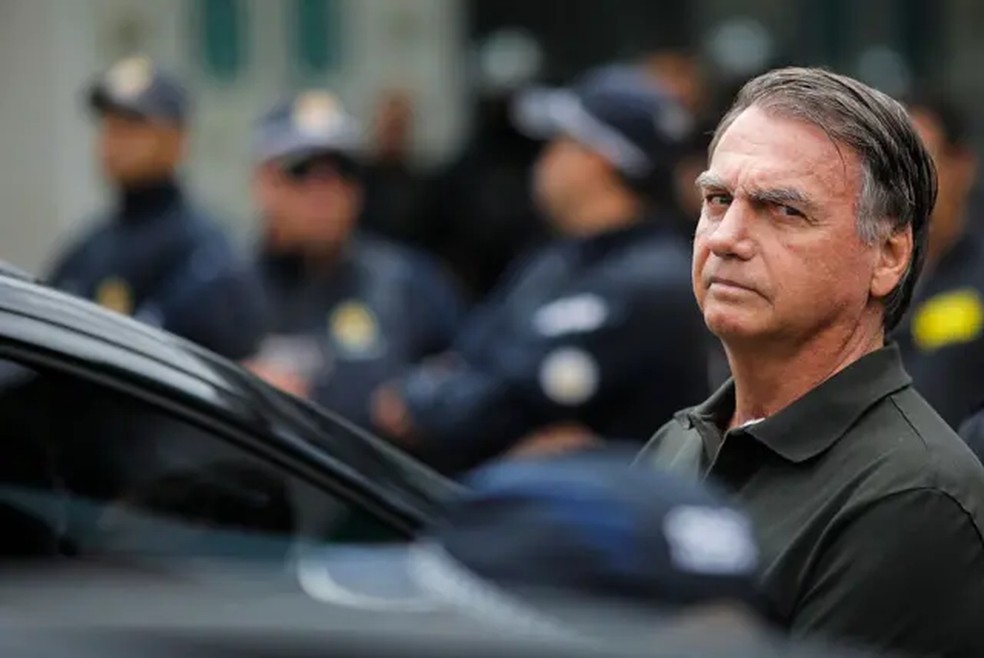 Febre alta e falta de ar: Bolsonaro é internado na UTI com broncopneumonia bacteriana, diz boletim