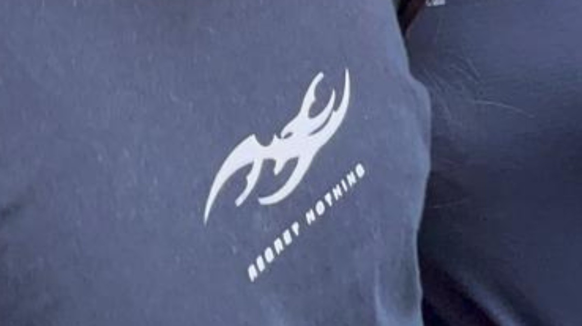 Após repercussão nas redes, Renner suspende venda da camiseta 'Regret Nothing' citada em caso no RJ