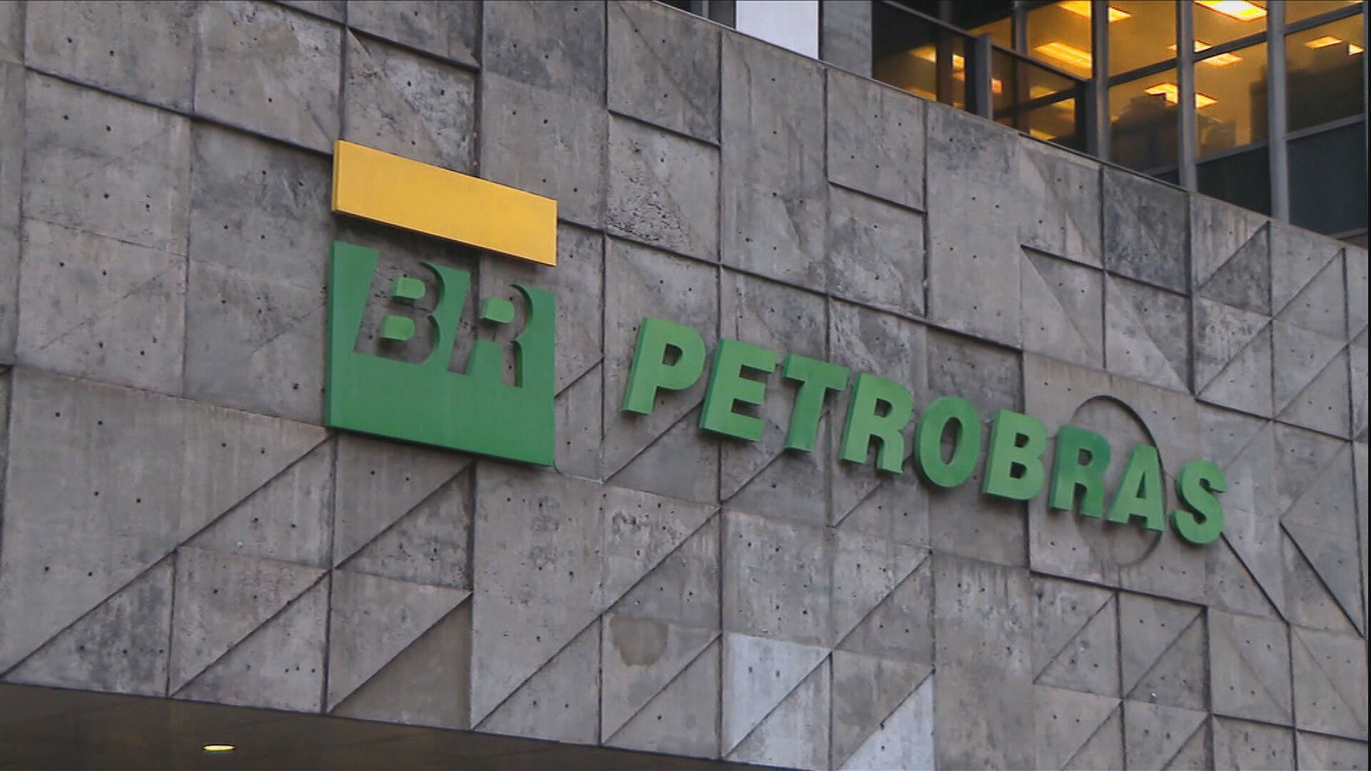 Diesel sobe R$ 0,38 nas distribuidoras neste sábado; Petrobras calcula efeito combinado de R$ 0,70 com subvenção
