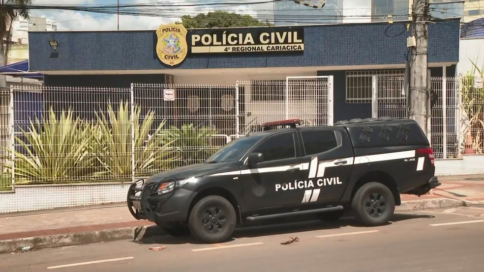 Pai é preso após arremessar mingau quente em filho de 6 anos; menino tem 10% do corpo queimado