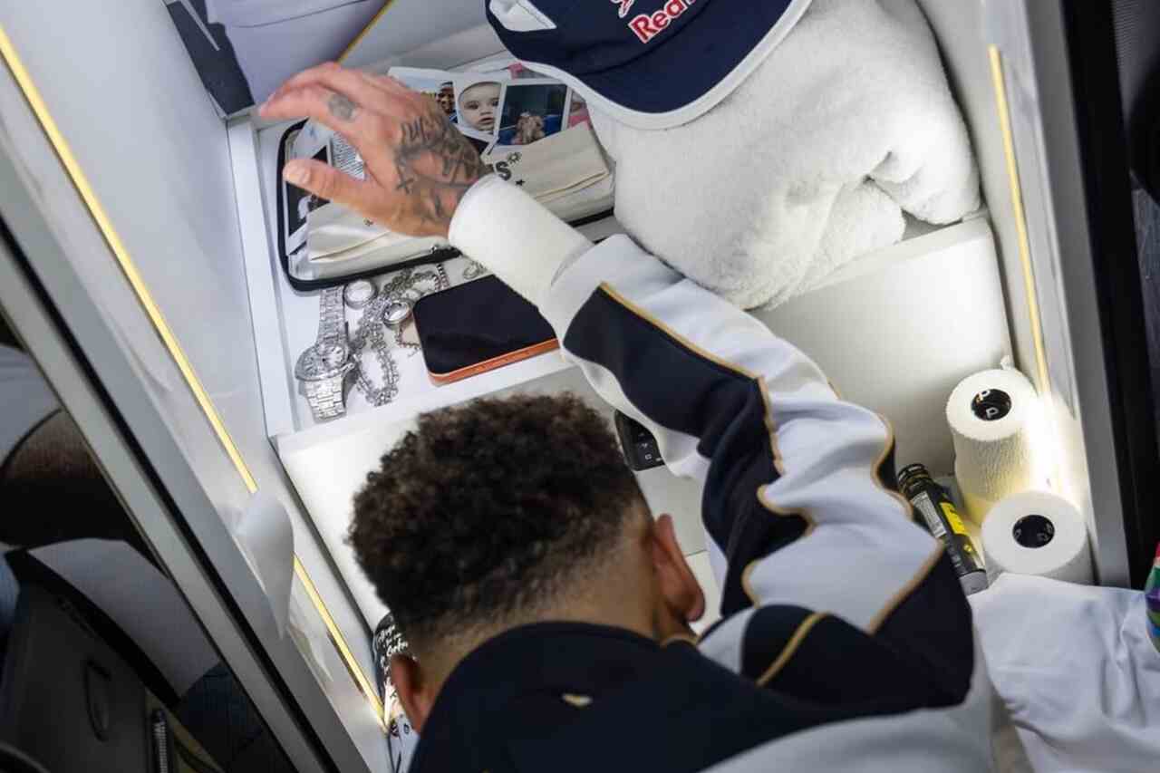 Após ficar fora da Seleção, Neymar ajoelha diante da Bíblia e cita João 13:7; post viraliza