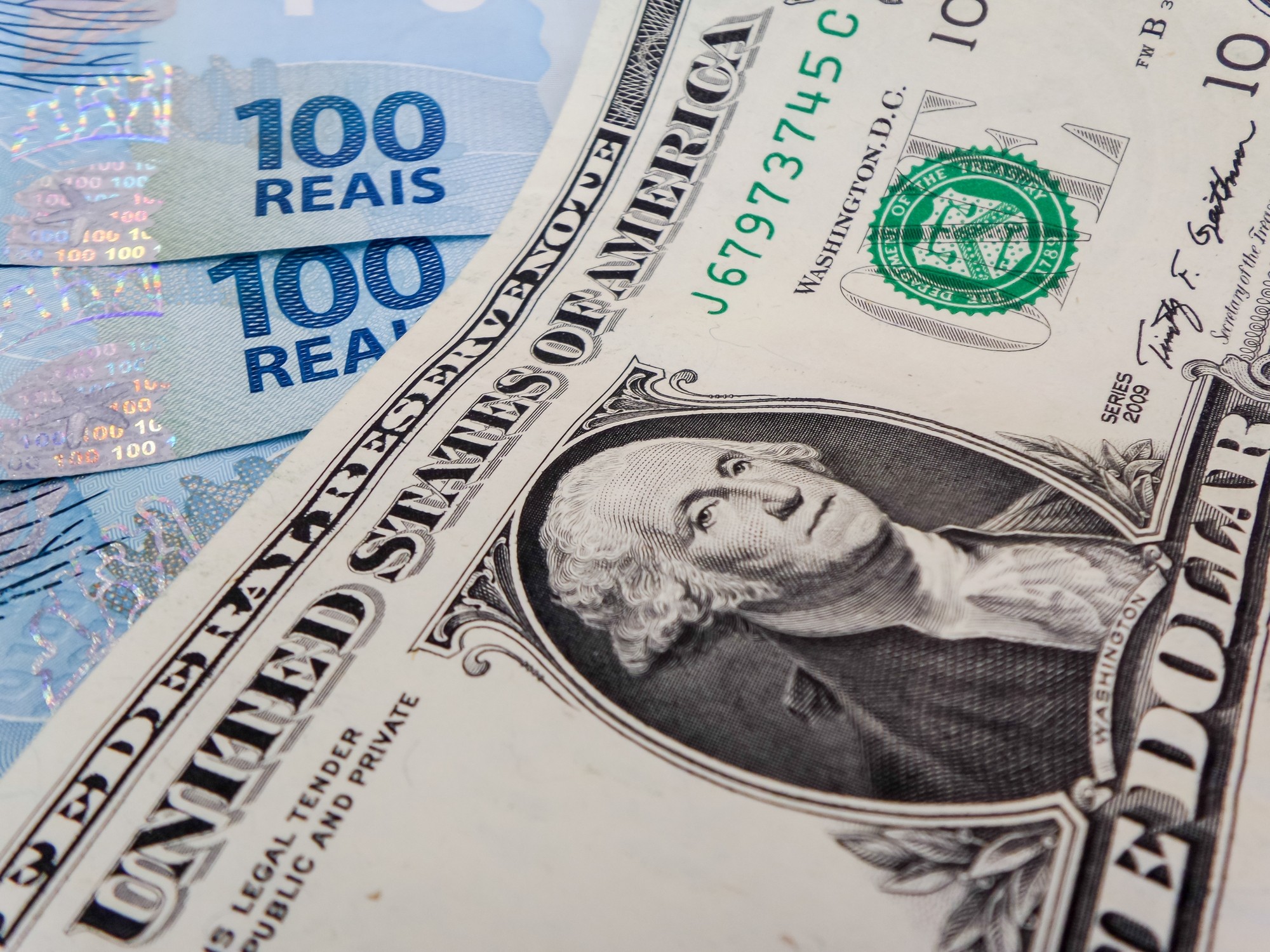 Dólar abre em meio à nova escalada de ataques no Oriente Médio