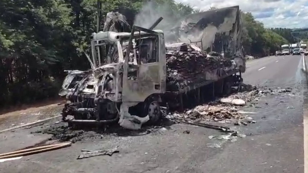 Colisao entre caminhoes na BR-153 provoca incendio: passageiro de 22 anos morre e motorista fica em estado grave no sul de Goias