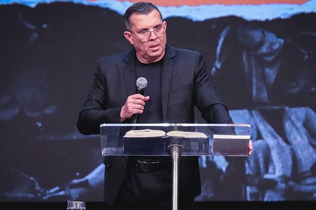 Ao vivo, Pastor Cláudio Gama interrompe culto e repreende músicos; vídeo divide opiniões
