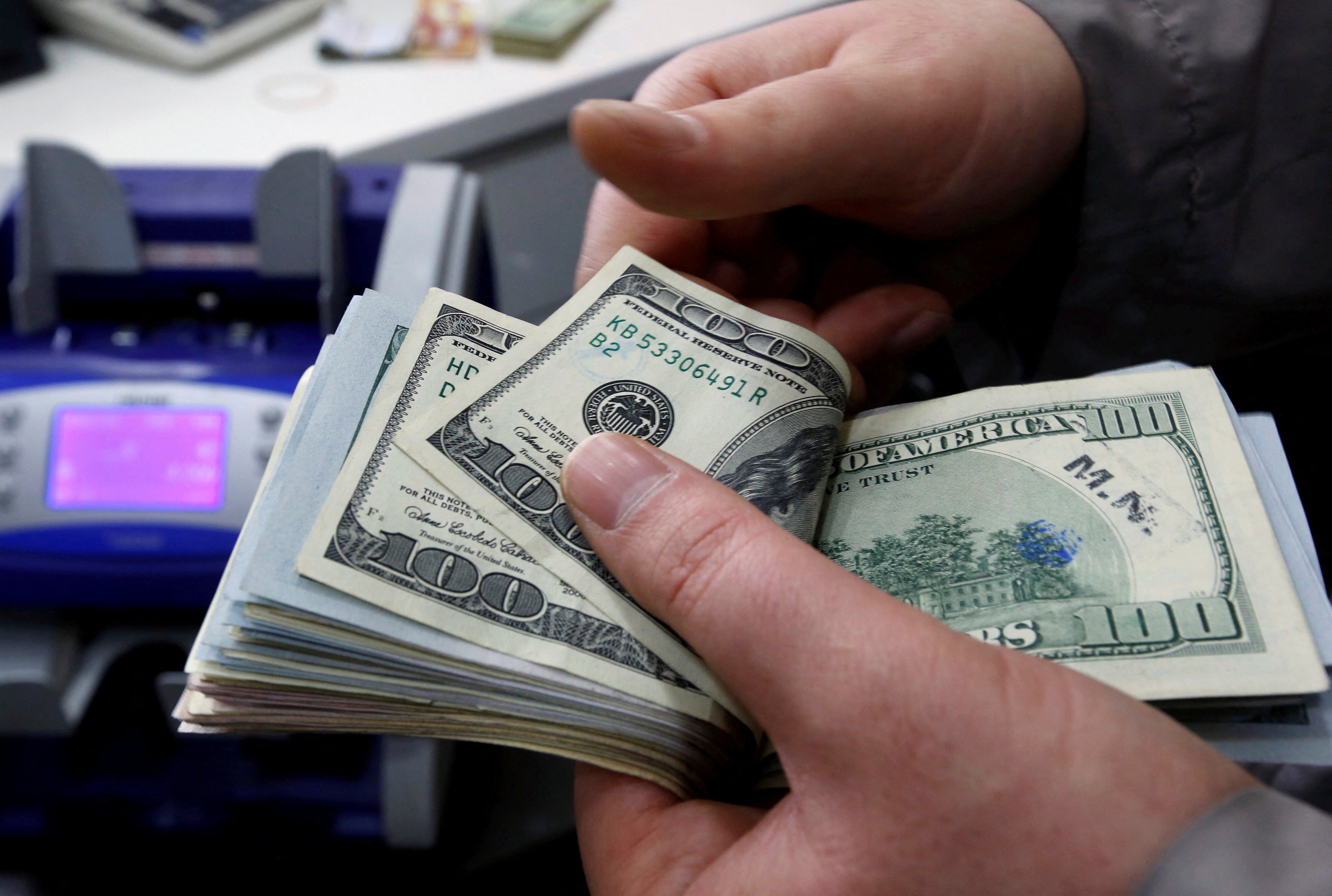 Apos sinal de dialogo EUA-Ira, petroleo despenca e dolar recua; veja o que esta mexendo com os mercados hoje