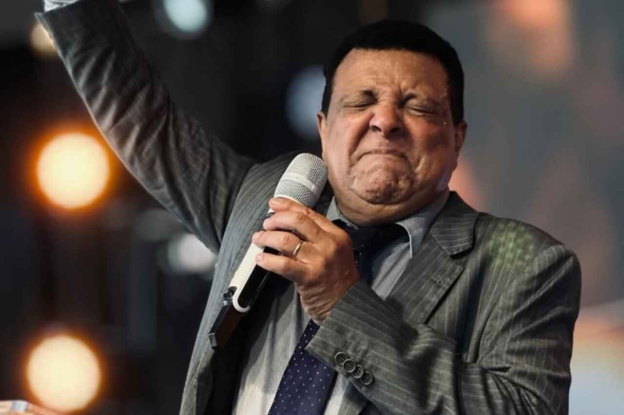 Aos 74, Ozéias de Paula lidera redes, mantém voz afiada e lota agenda em 55 anos de carreira
