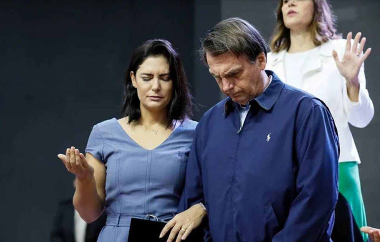 Cerveja e vape: Michelle Bolsonaro registra "Jair Bolsonaro" no INPI para blindar uso do nome, diz equipe