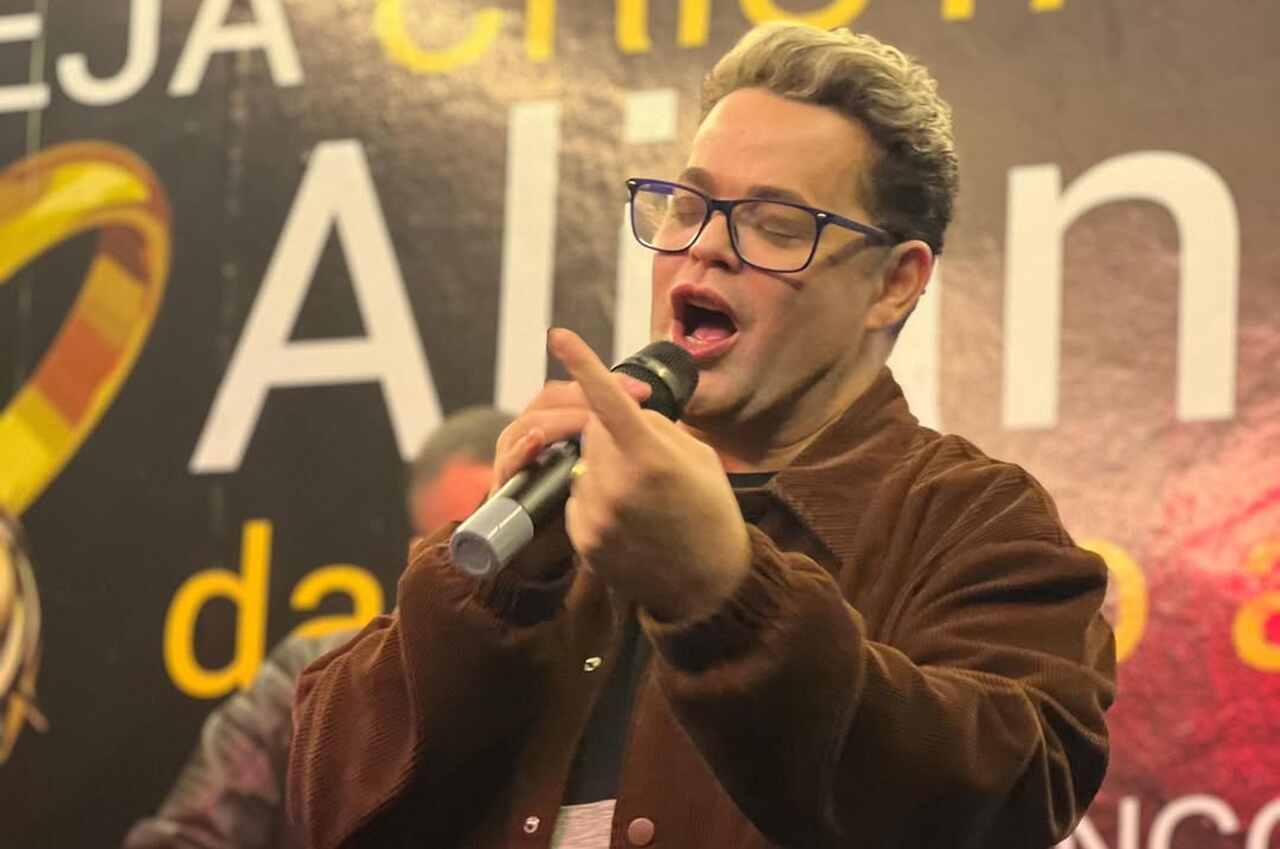 Pressão estética, 'remédio demoníaco' e UTI: Robinson Monteiro expõe crise que quase calou sua voz