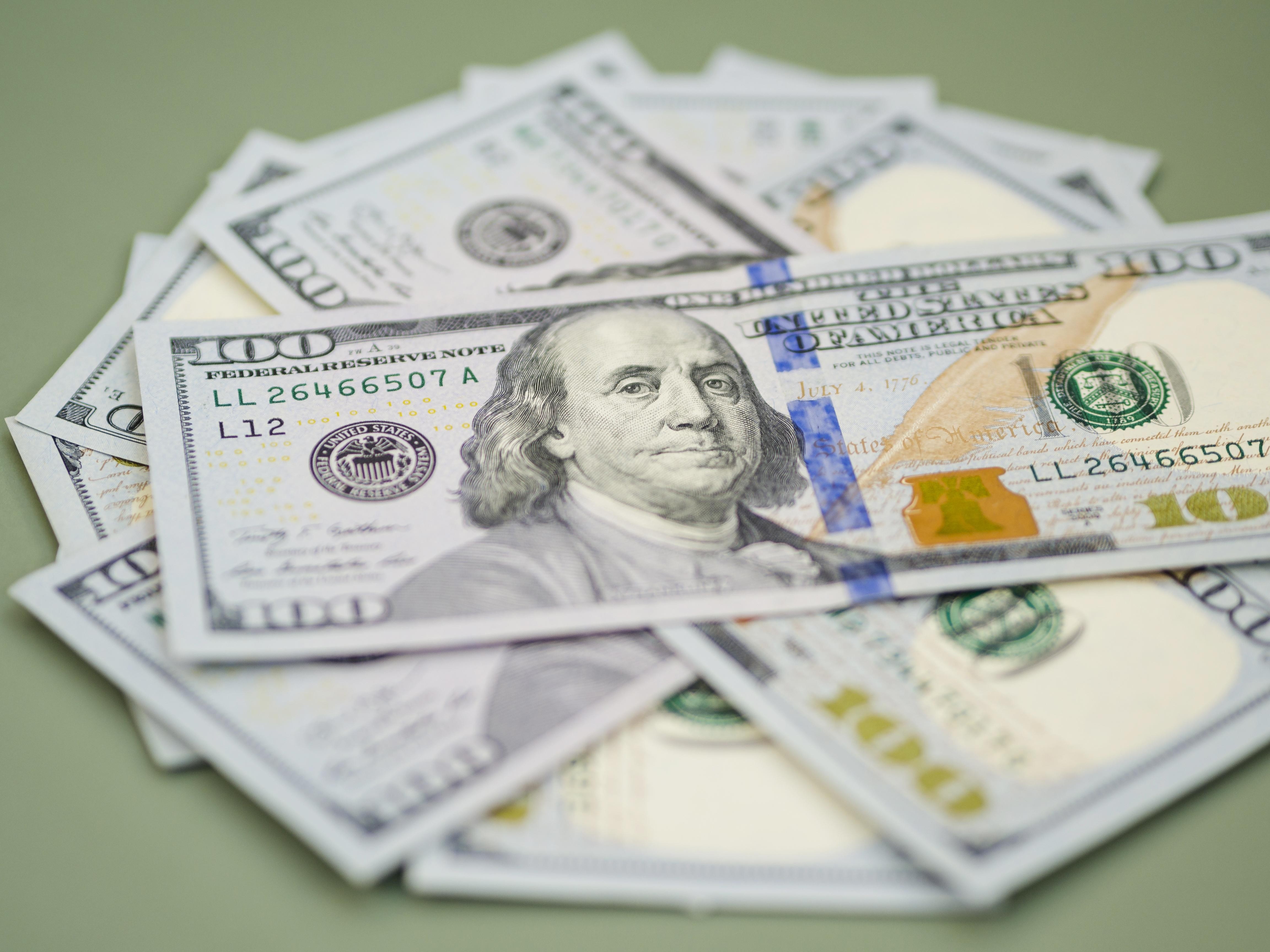 Dólar abre em queda com possível cessar-fogo entre Irã e EUA