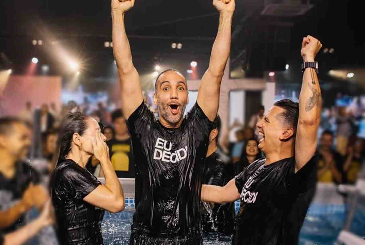 Do estúdio ao batistério: Jorge Iggor, do GE TV, é batizado na Hillsong SP após relatar cura e renovação da fé