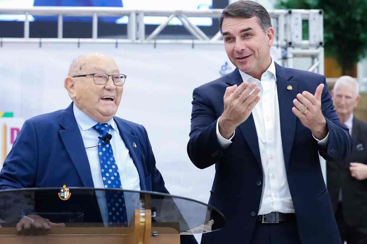 Flávio Bolsonaro sobe ao altar, recebe bênção e mira 2026; gesto reacende debate entre fé e política