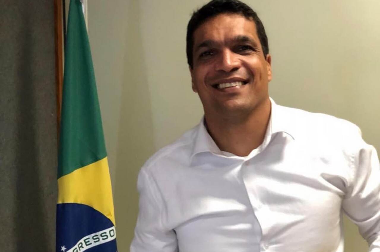 Daciolo viraliza ao ligar gasolina à 'Nova Ordem Mundial' e citar profecias; propõe uso de 17 refinarias