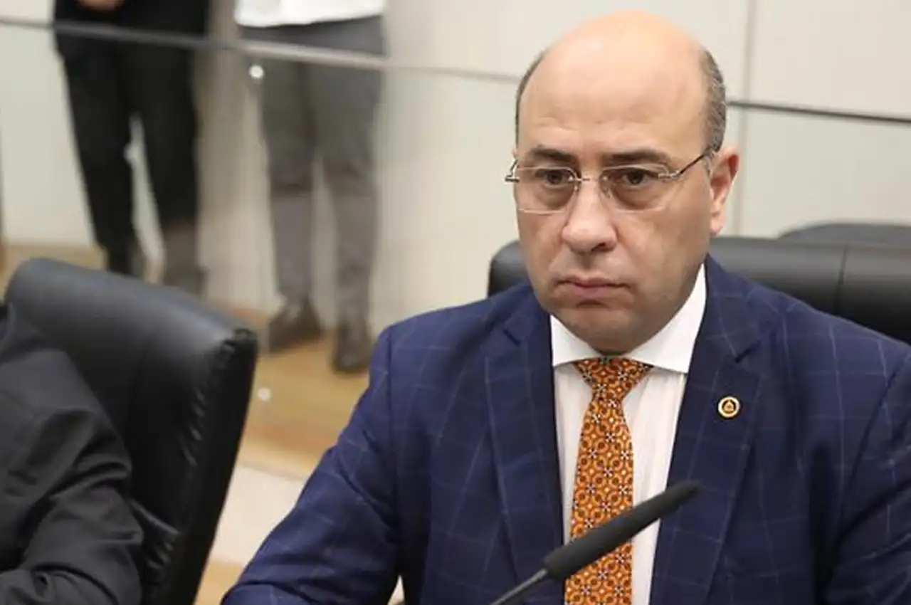 Após parada cardiorrespiratória em agenda oficial, deputado Oseias de Madureira é internado em estado grave no Albert Einstein