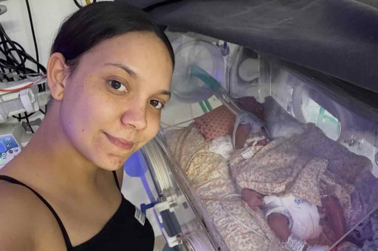 UTI neonatal: filho de Vitória Souza perde peso; cantora relata primeiro olhar e convoca corrente de orações