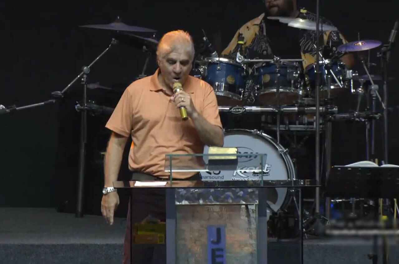 Crente pode se divertir: Carlos Moysés revela estratégia por trás de astronauta, voos e acrobacias no palco