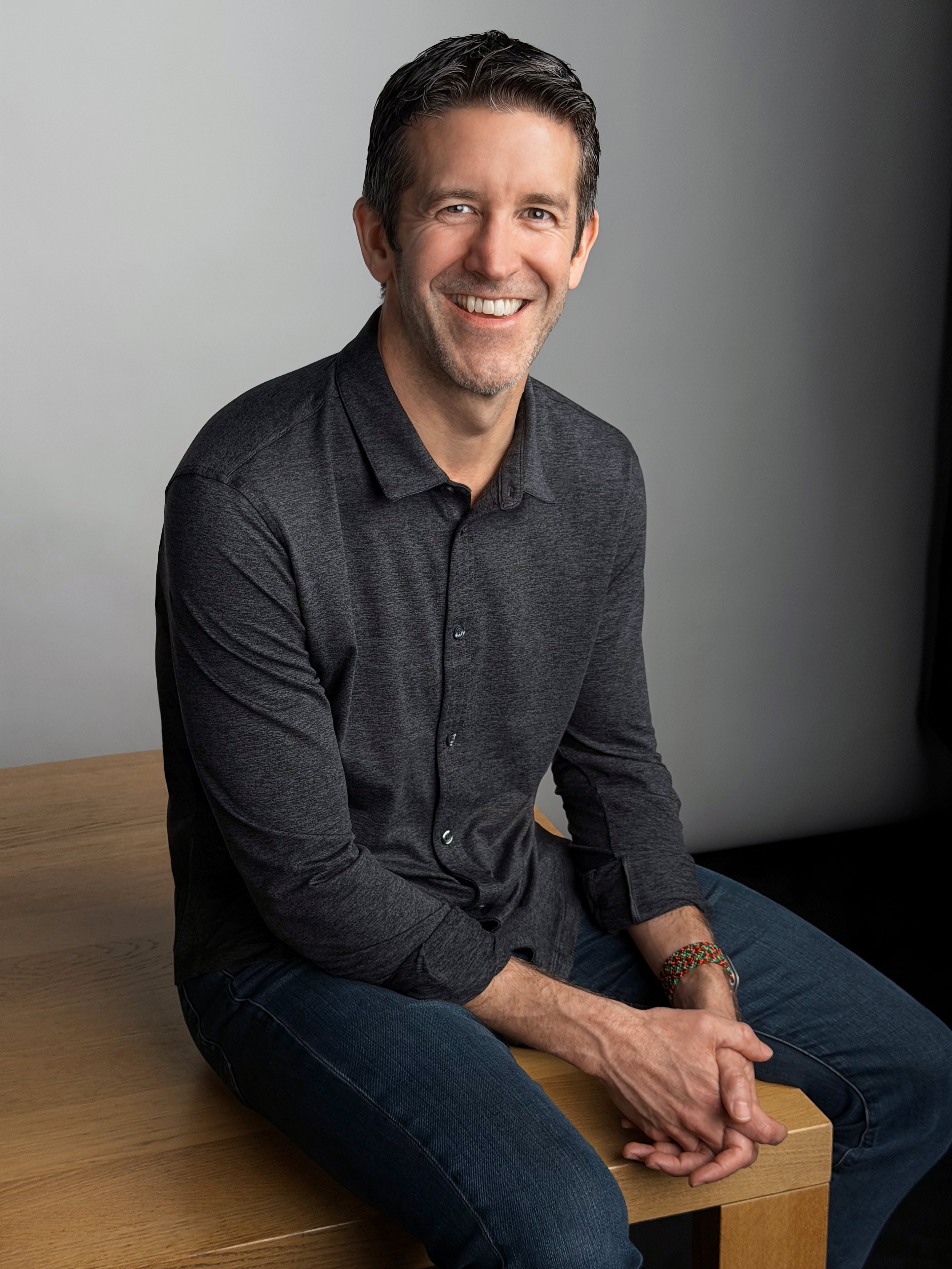 Apple anuncia novo CEO: quem é John Ternus, sucessor de Tim Cook a partir de 1º de setembro de 2026