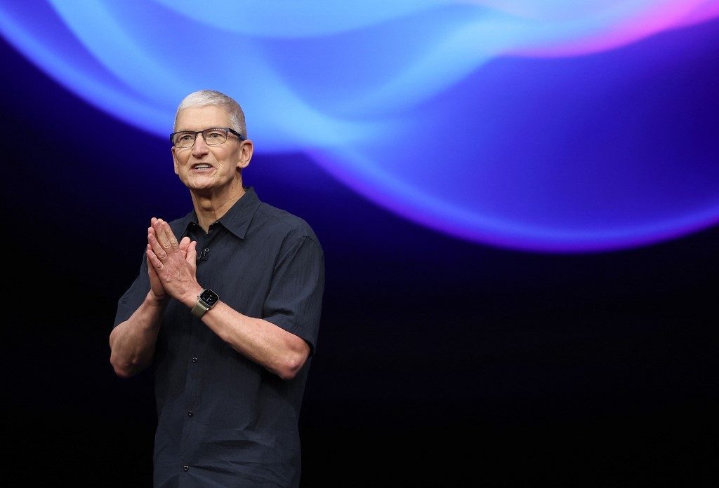 Apple anuncia transição histórica: Tim Cook deixa o comando e John Ternus assume como CEO em 2026