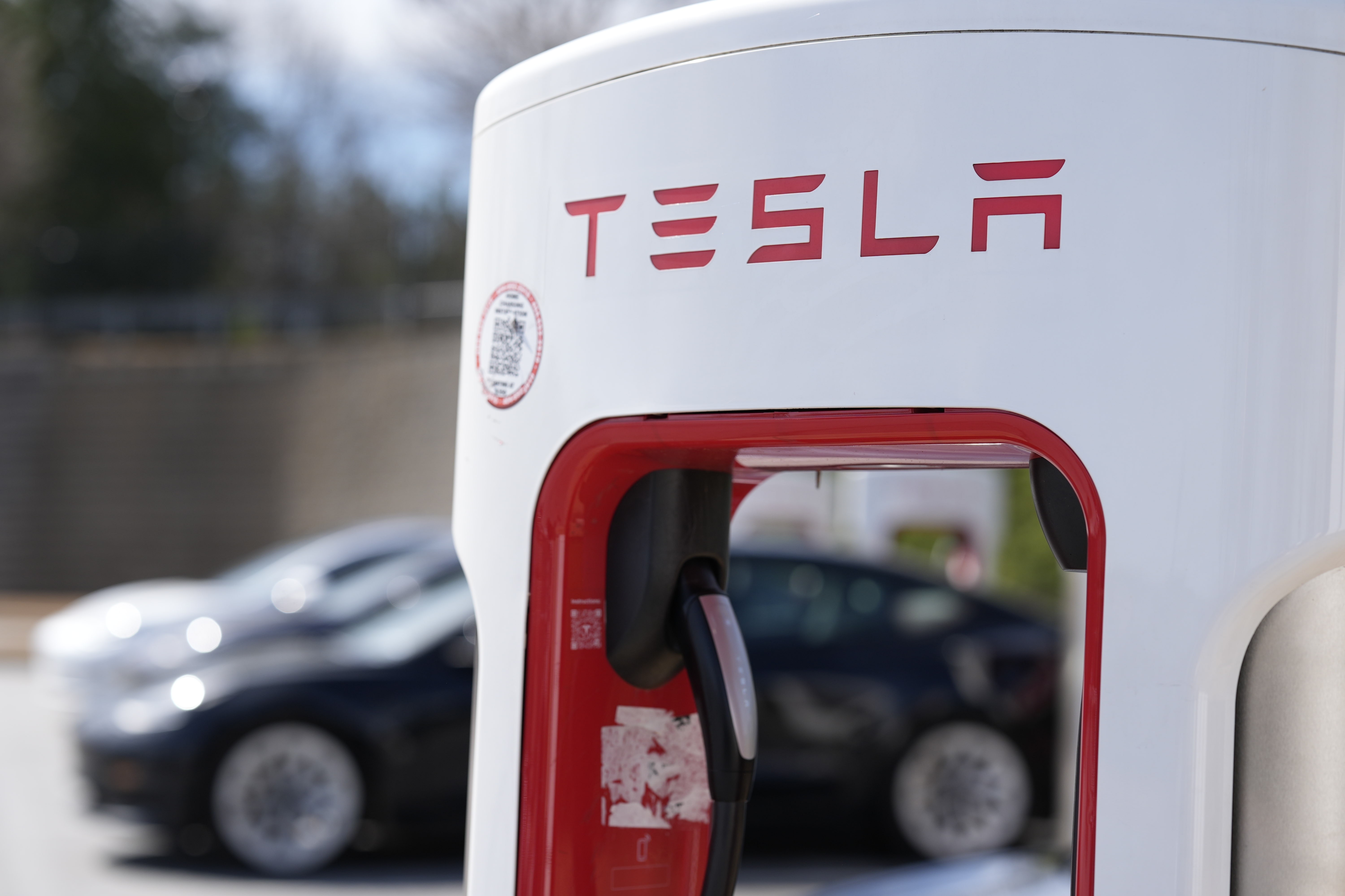Lucro da Tesla sobe 17% e supera previsoes; empresa acelera robotaxis, fabrica de robos e Cybercabs