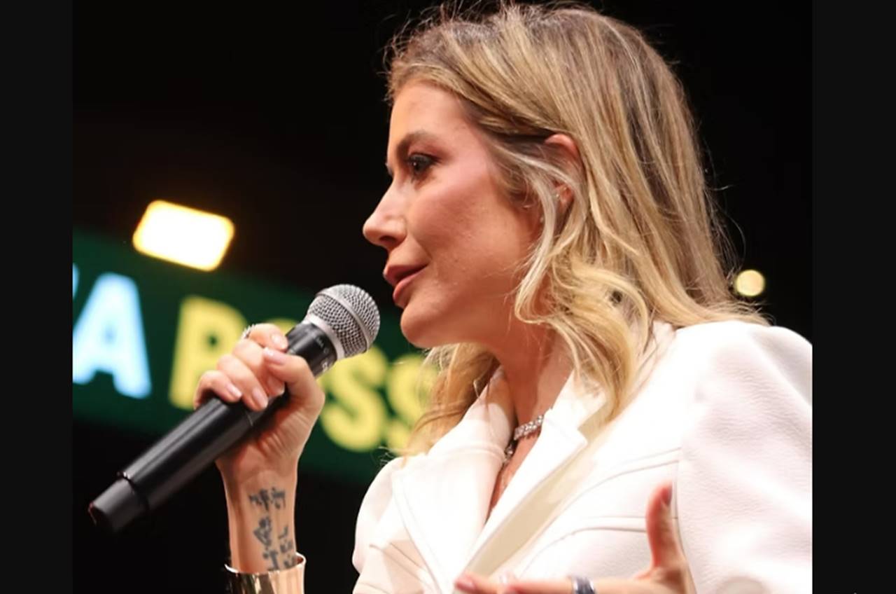 Após conversão, Luiza Possi fala a 15 mil mulheres na Renascer Arena e afirma: 'Deus é o centro'