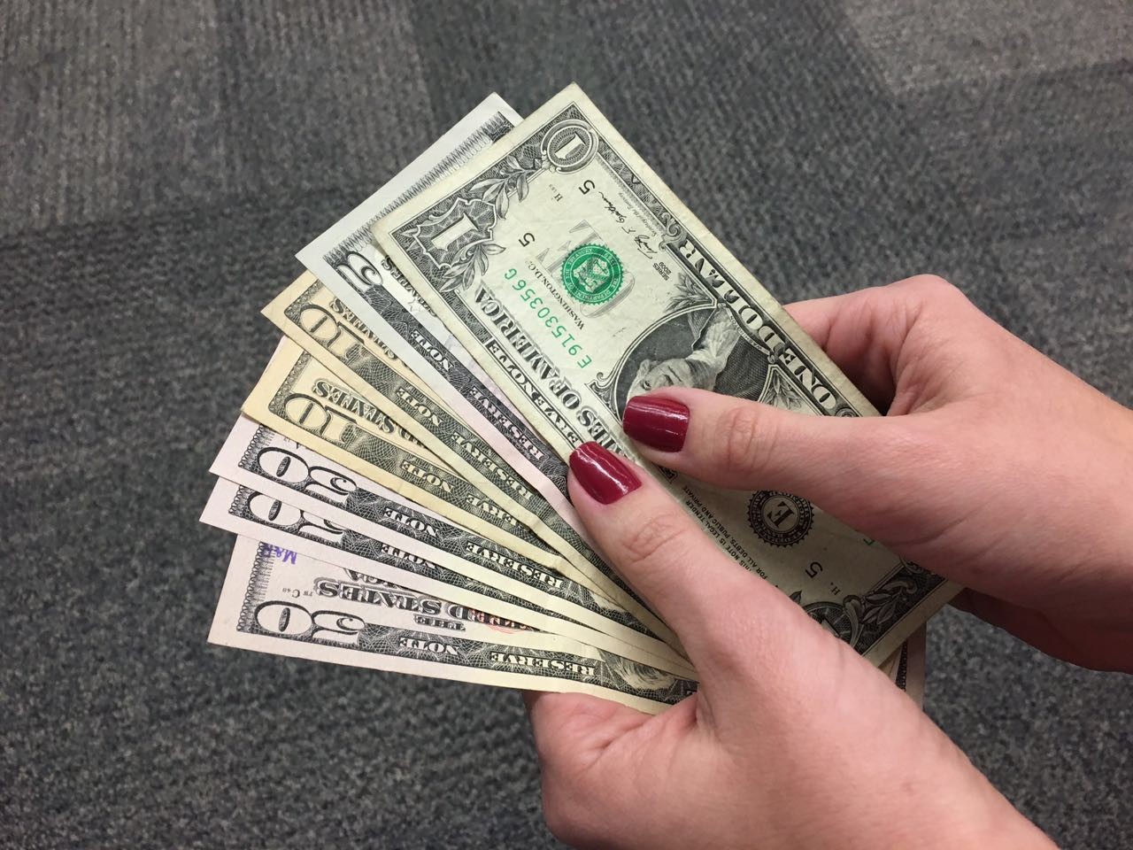 Dólar abre a R$ 4,97 com investidores atentos às tensões no Oriente Médio