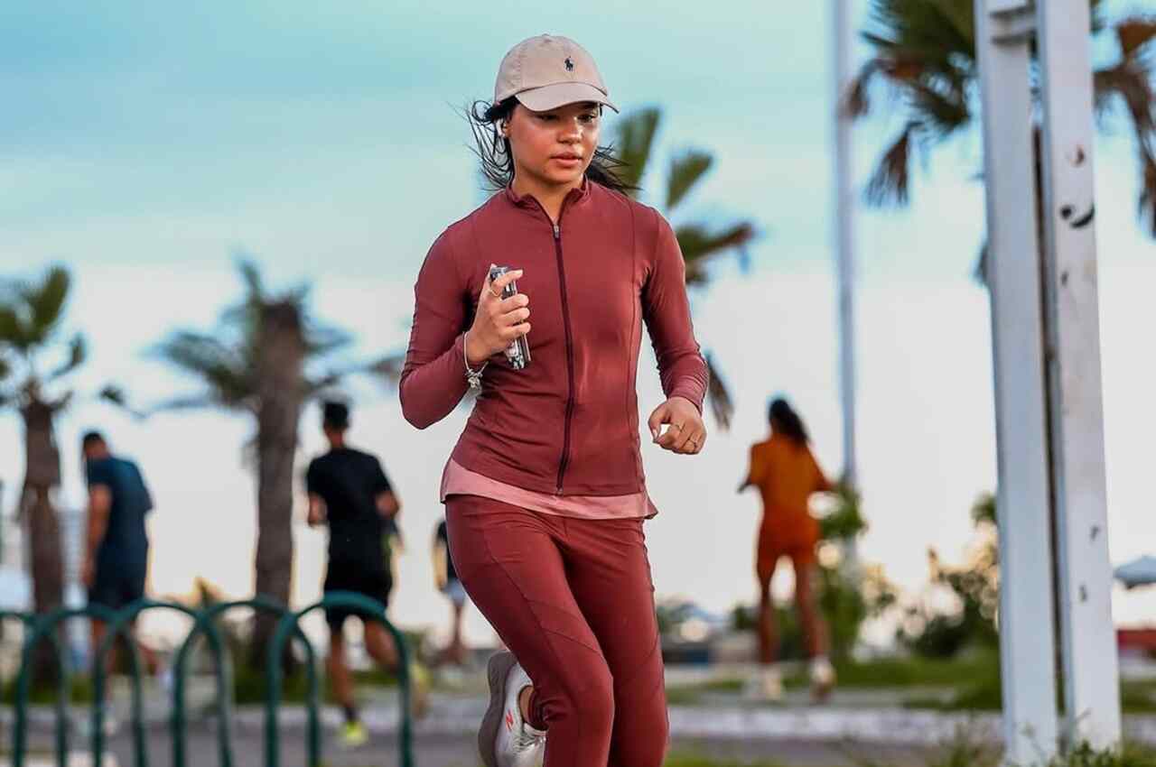 Maria Marçal inspira seguidores ao adotar rotina de exercícios entre ministrações