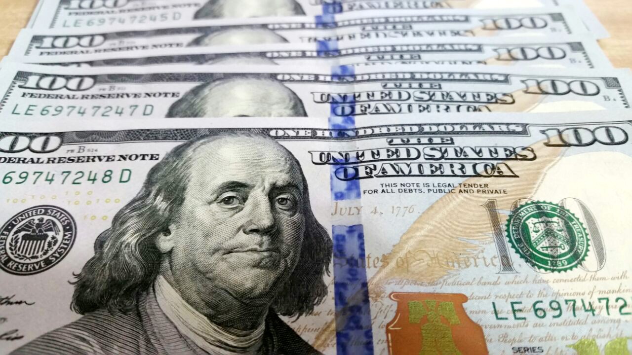 Com Brent acima de US$ 125, dólar abre a R$ 4,98; foco em Pnad e PIB dos EUA em dia de tensões no Oriente Médio