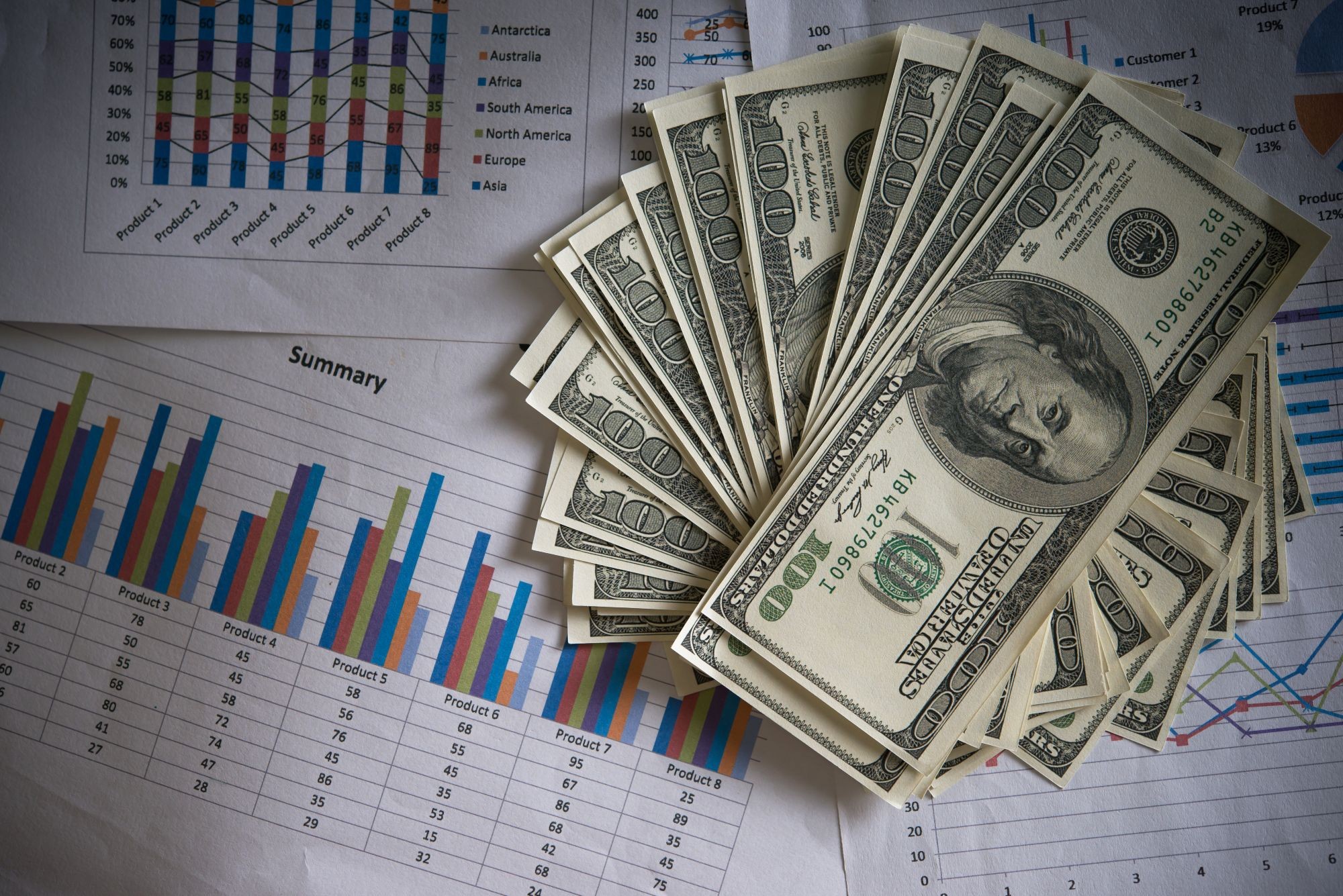 Dólar cai ao menor nível desde janeiro; Ambev sobe mais de 15% e impasse em Ormuz acende alerta no mercado