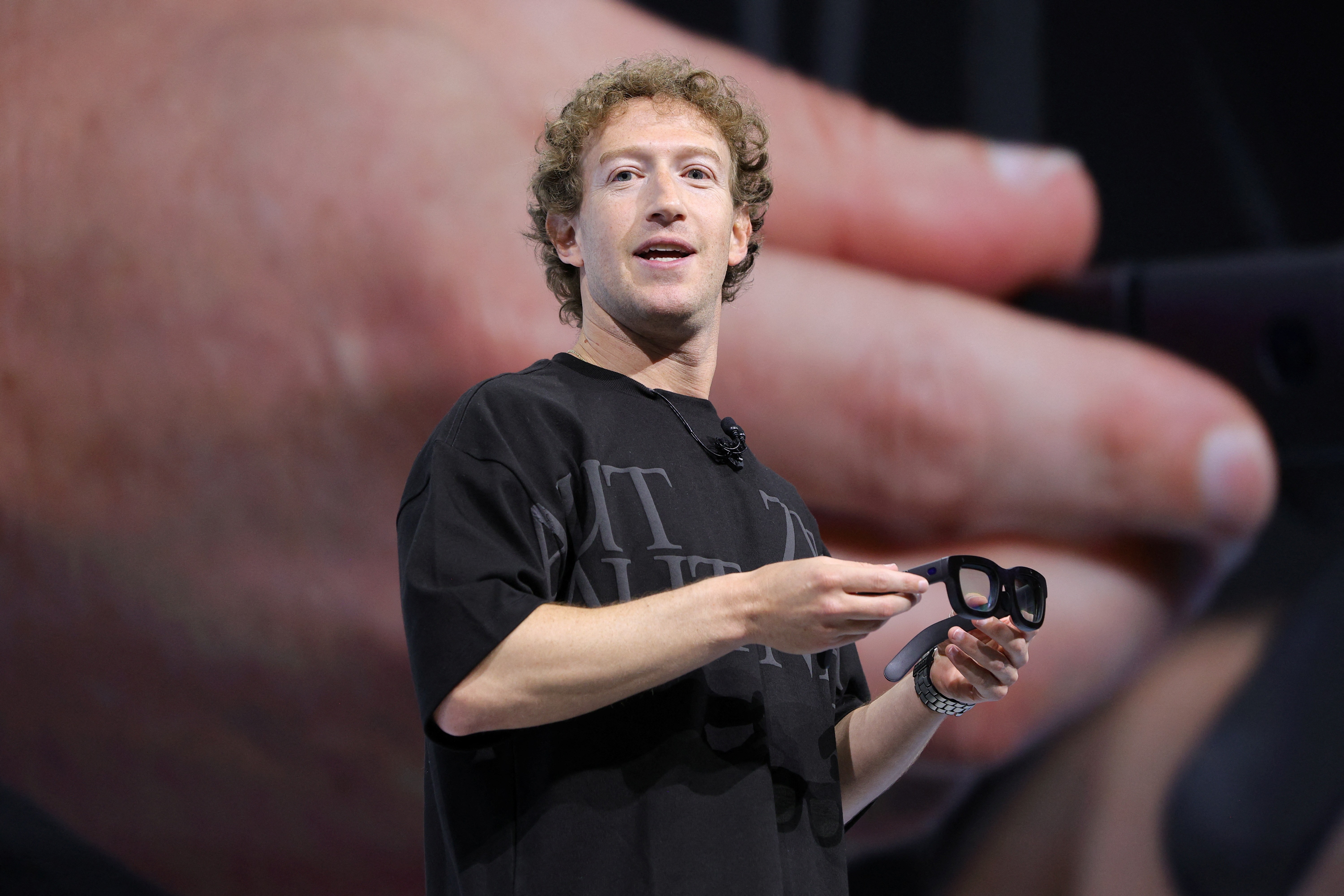 Editoras processam Meta e acusam Zuckerberg de autorizar pessoalmente uso de obras protegidas no treino do Llama
