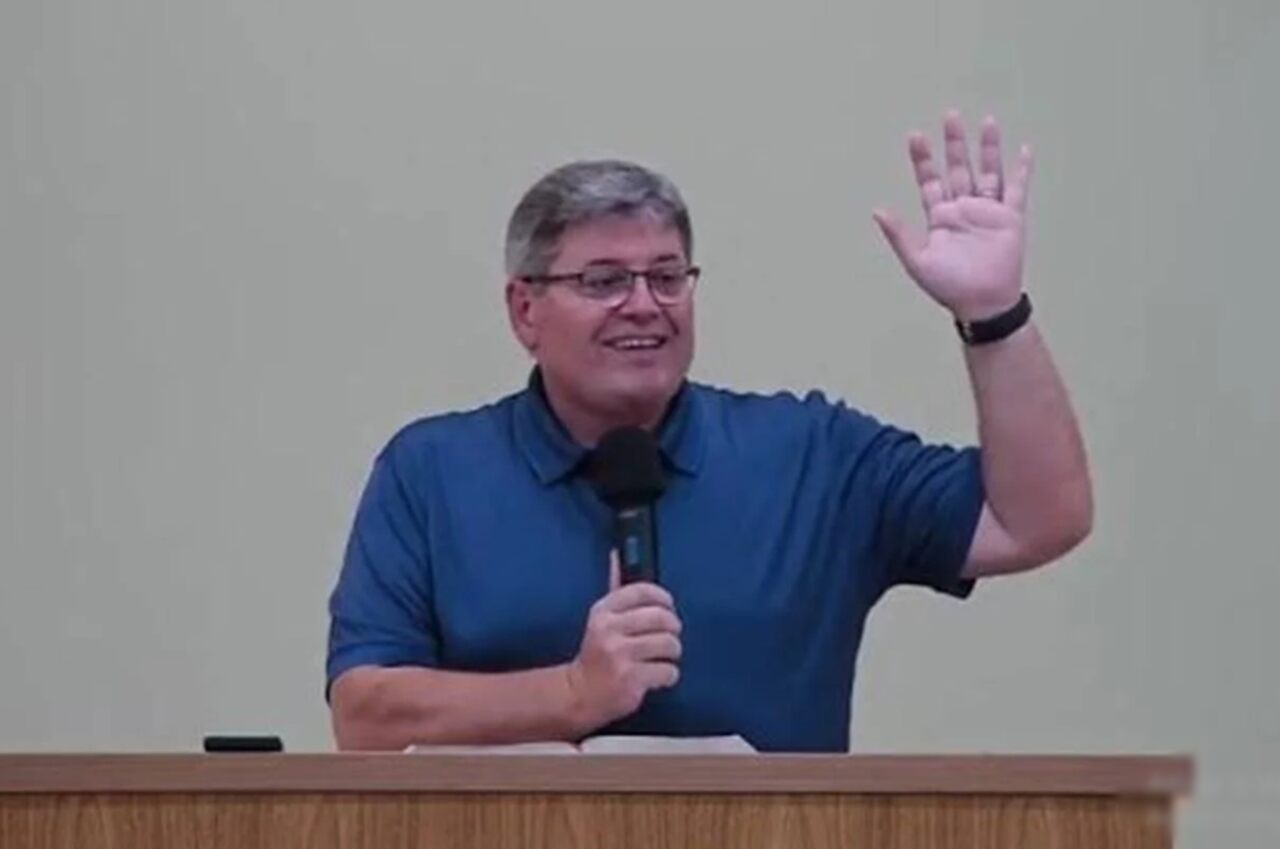 Bíblia exige certidão? Pastor contesta casamento civil para batismo e divide opiniões