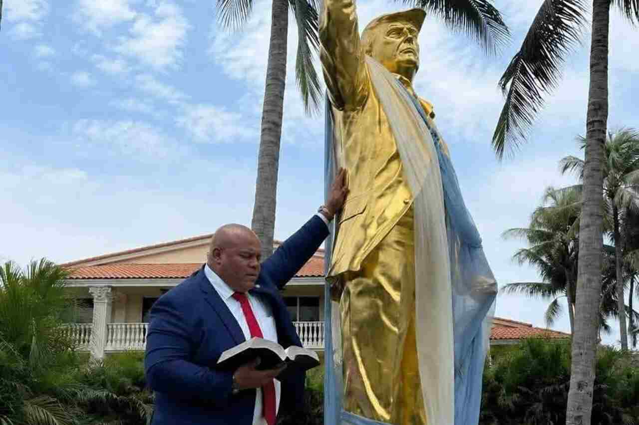“Não é um bezerro de ouro”: estátua gigante de Trump abençoada em Miami divide fiéis e teólogos