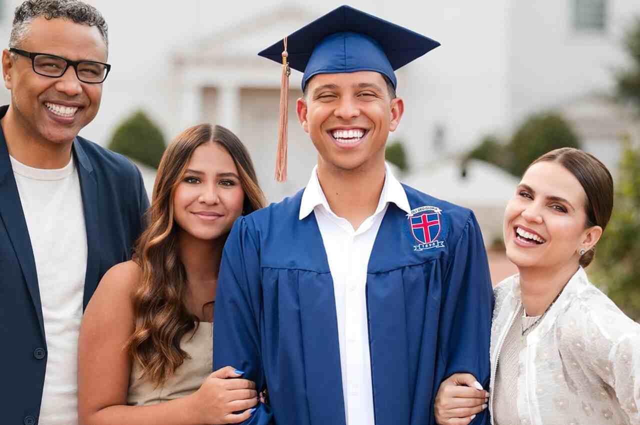 Filho de Aline Barros conclui graduacao na Dallas Baptist University e recebe homenagem com musica do nascimento