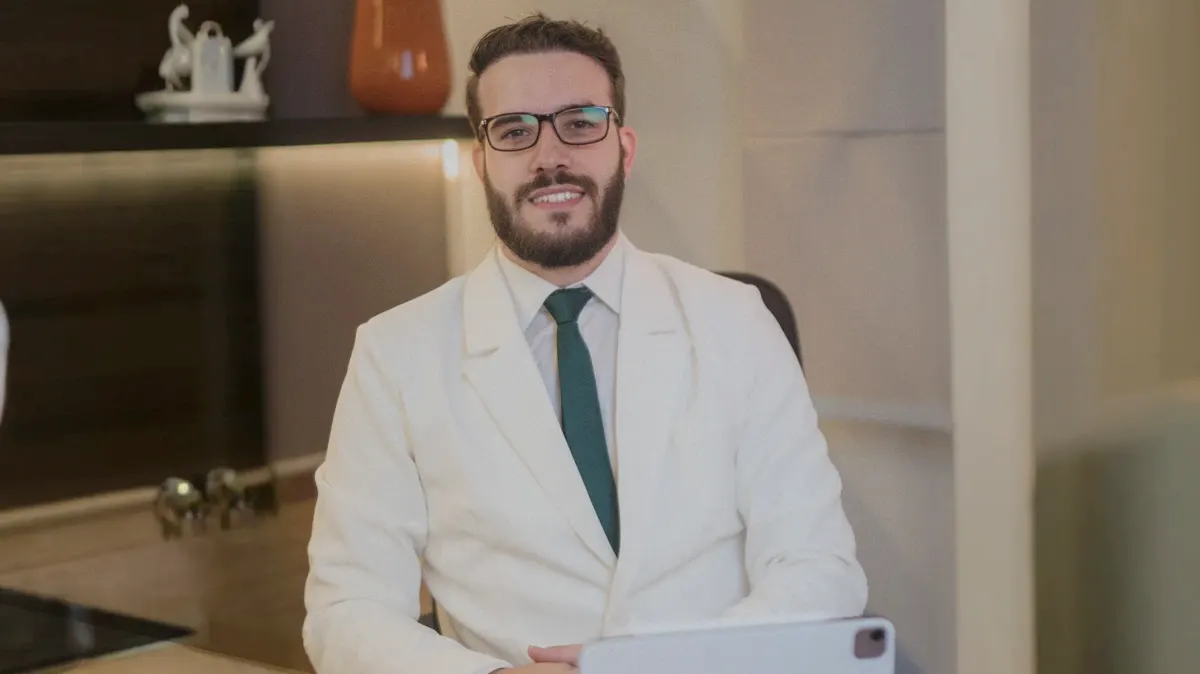 Médico evangélico brasileiro é confirmado em congresso em Roma com transplantes capilares ao vivo em 2026