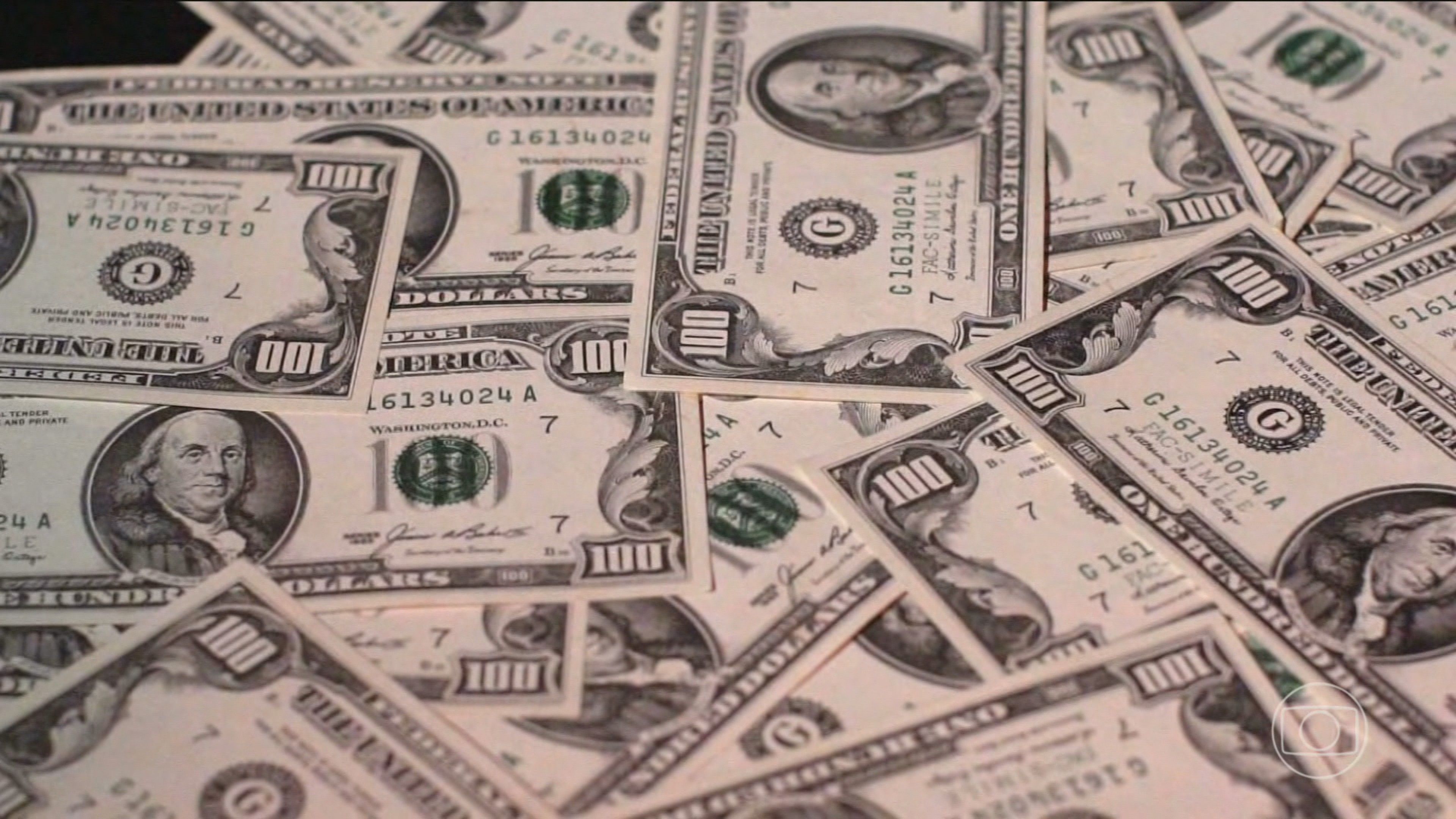 Dólar supera R$ 5 na abertura; petróleo recua e pesquisa AtlasIntel altera expectativas do mercado