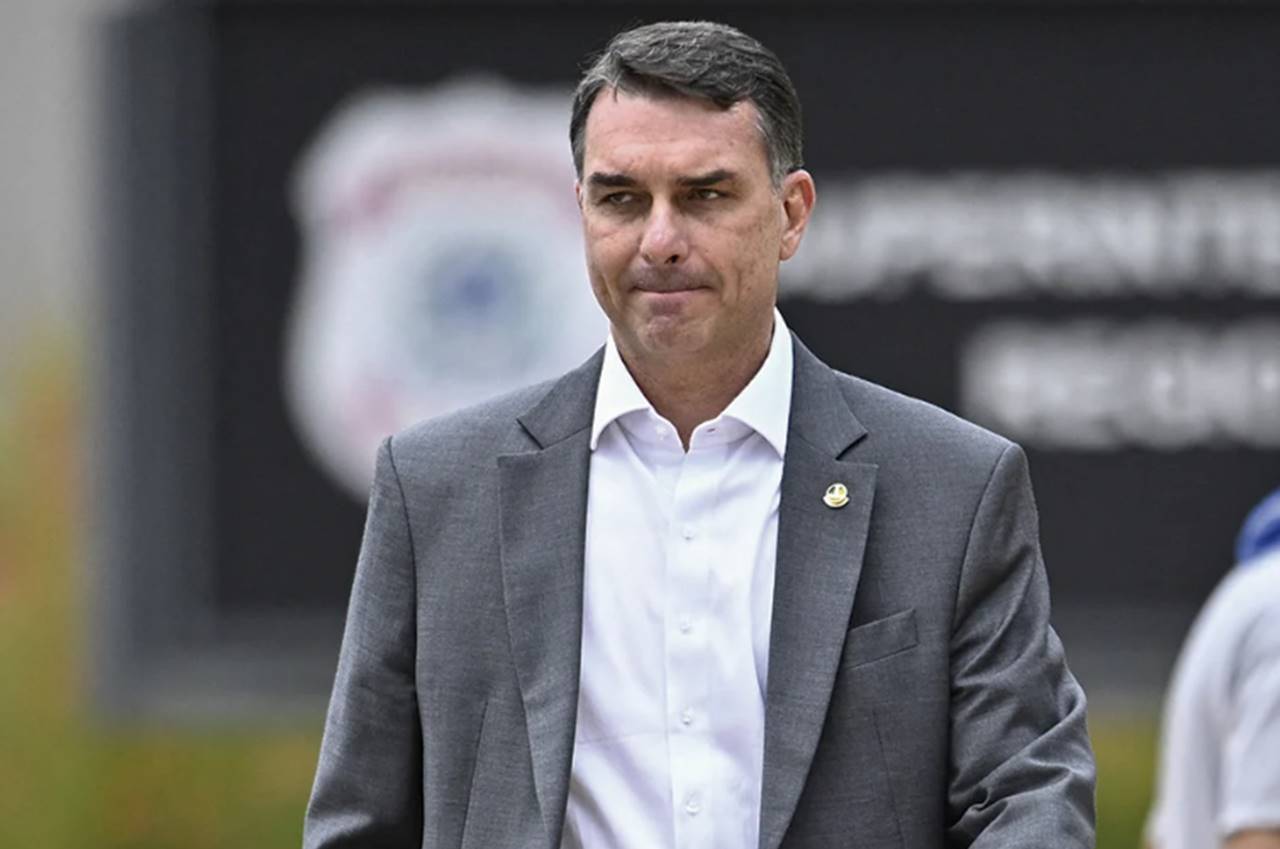 Após caso BolsoMaster, apoio evangélico a Flávio Bolsonaro cai de 65,4% para 50,9%; Lula avança, aponta AtlasIntel