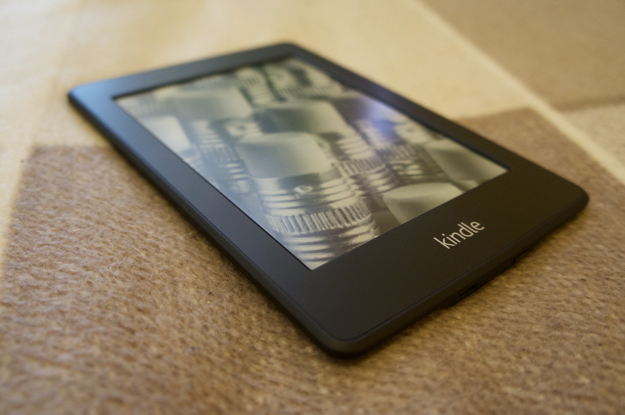Amazon encerra suporte a Kindles lançados até 2012; donos correm para salvar bibliotecas e buscam alternativas