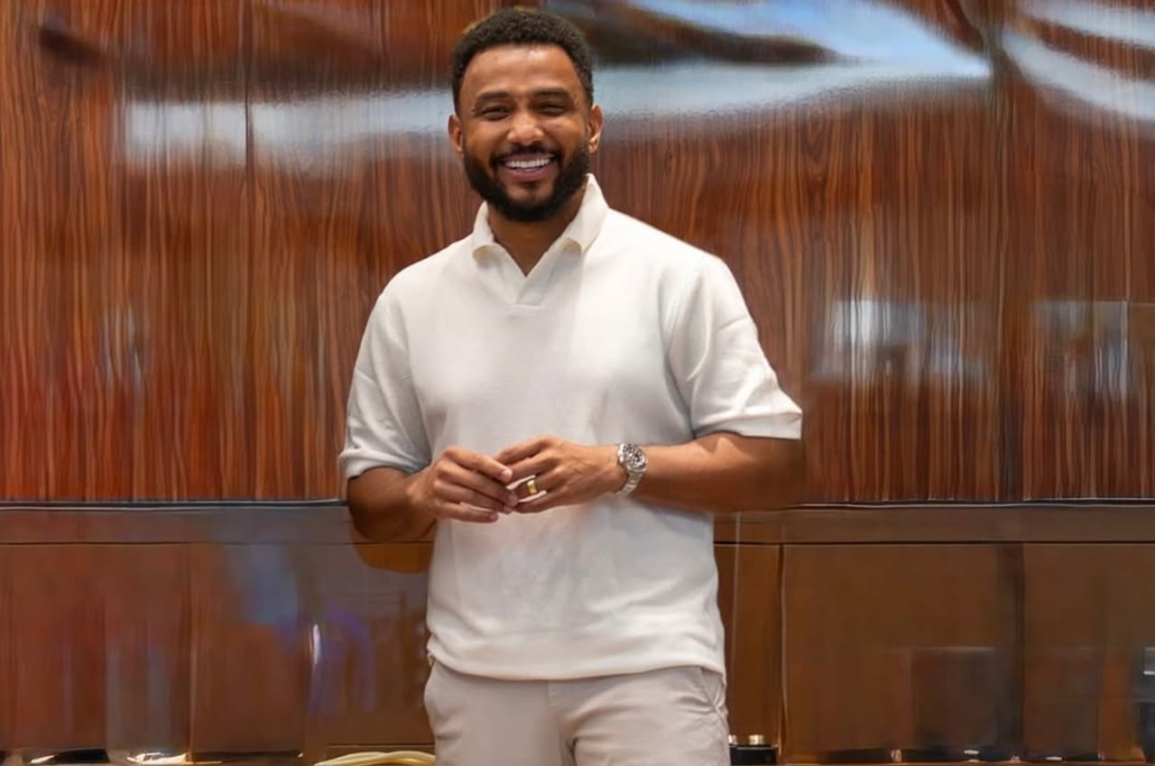 Eli Soares renova com a Universal Music Christian Group, celebra 13 anos e recebe 3º Grammy Latino e Disco de Ouro