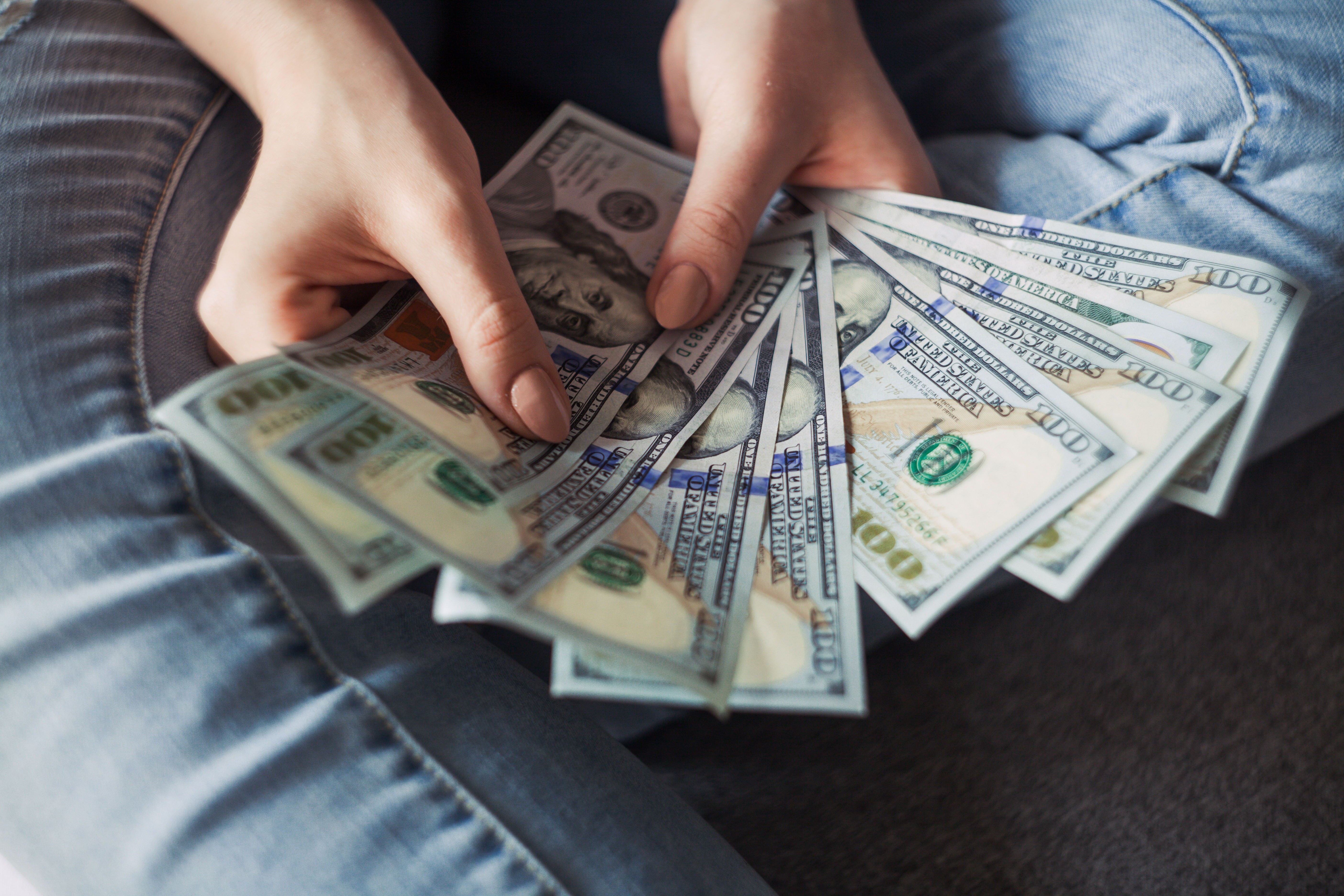 Dólar cai e encosta em R$ 5 com expectativa de acordo entre EUA e Irã; petróleo recua mais de 5%