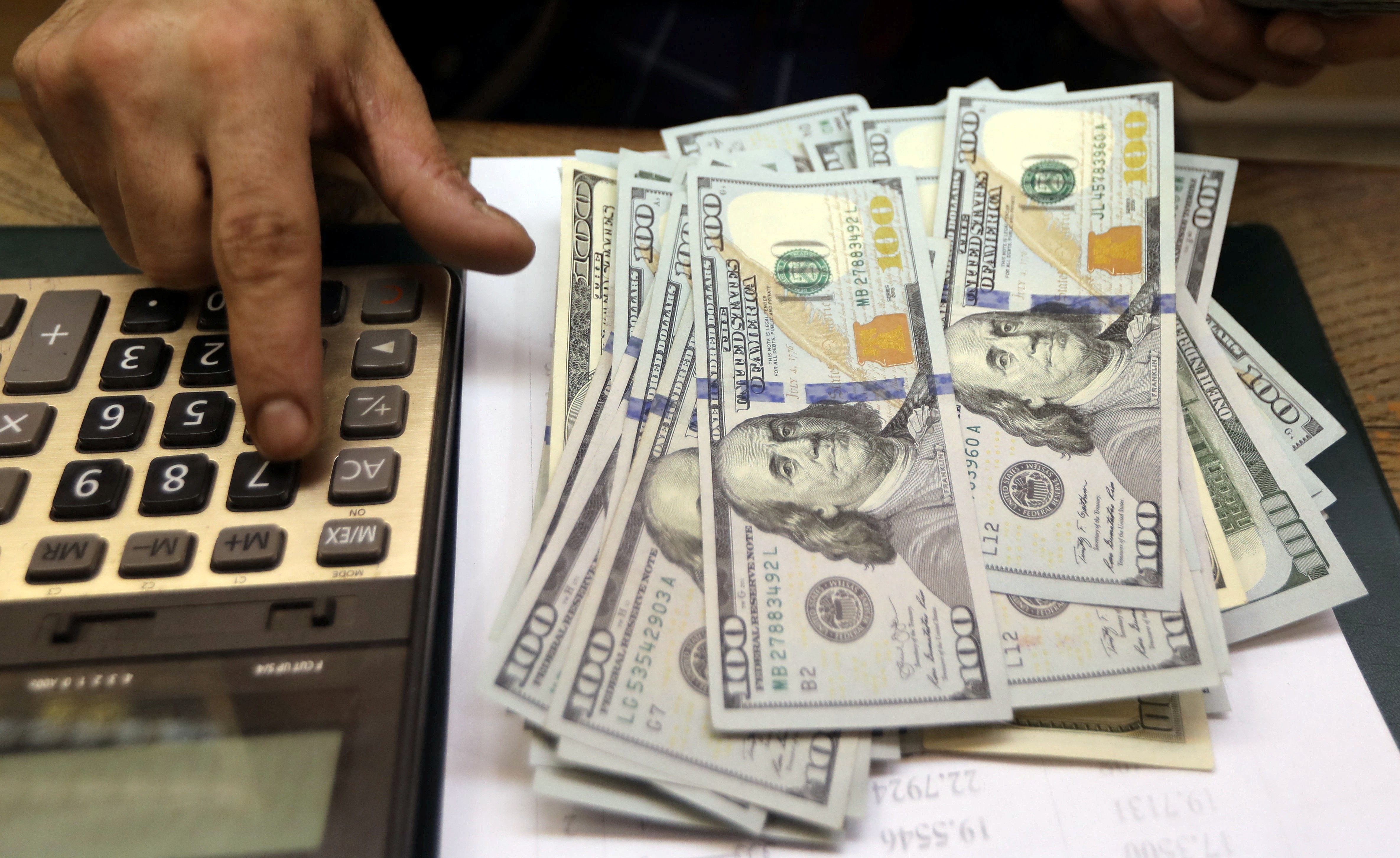 Dólar amanhece sob pressão: tensões no Oriente Médio, sanções dos EUA e PEC das 40 horas no radar