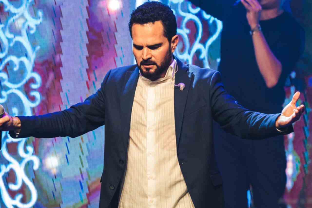 Em culto, Luciano Camargo diz que é servo, não celebridade, e declara: 'Só existe um astro: Jesus'
