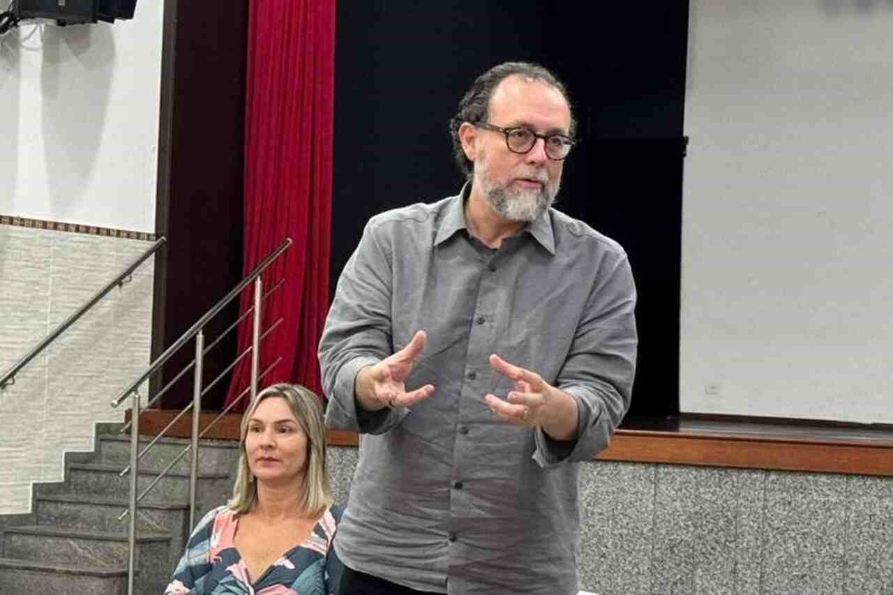 Bíblia não substitui explicações: Carlos Bezerra Jr. critica uso da fé como escudo político