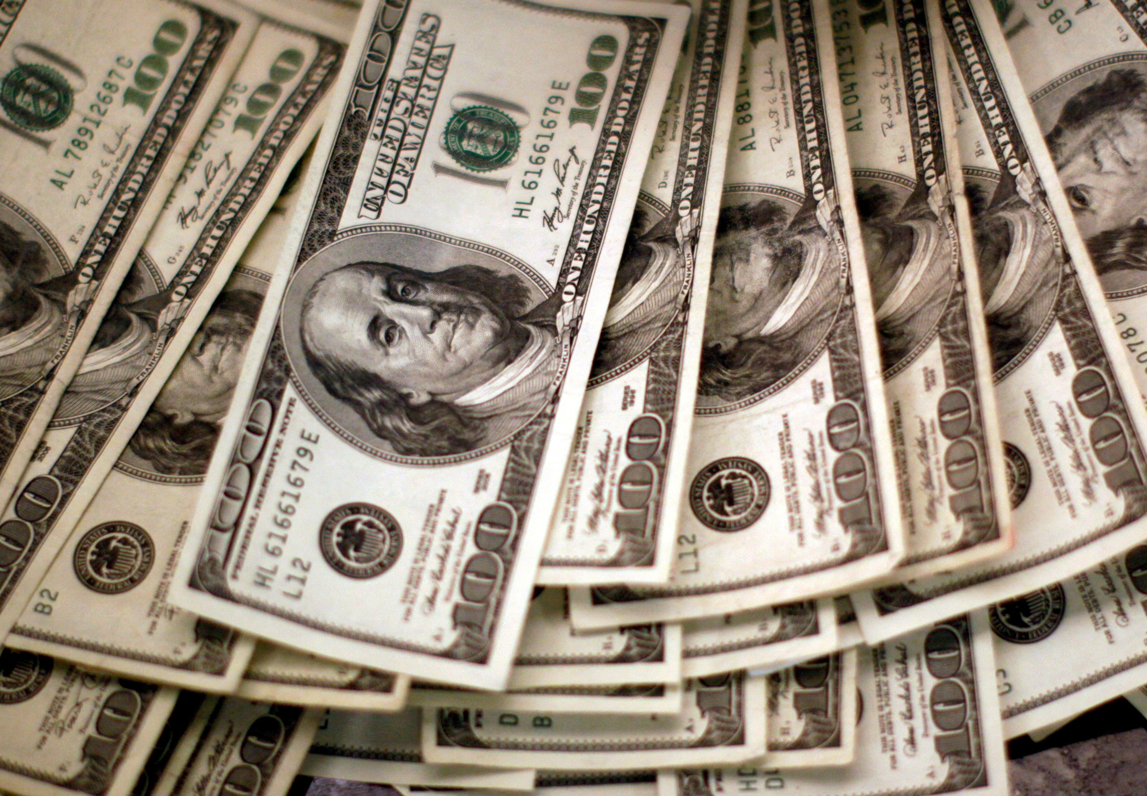 Dólar recua na abertura com IPCA no radar; petróleo e bolsas reagem a sinais entre EUA e Irã