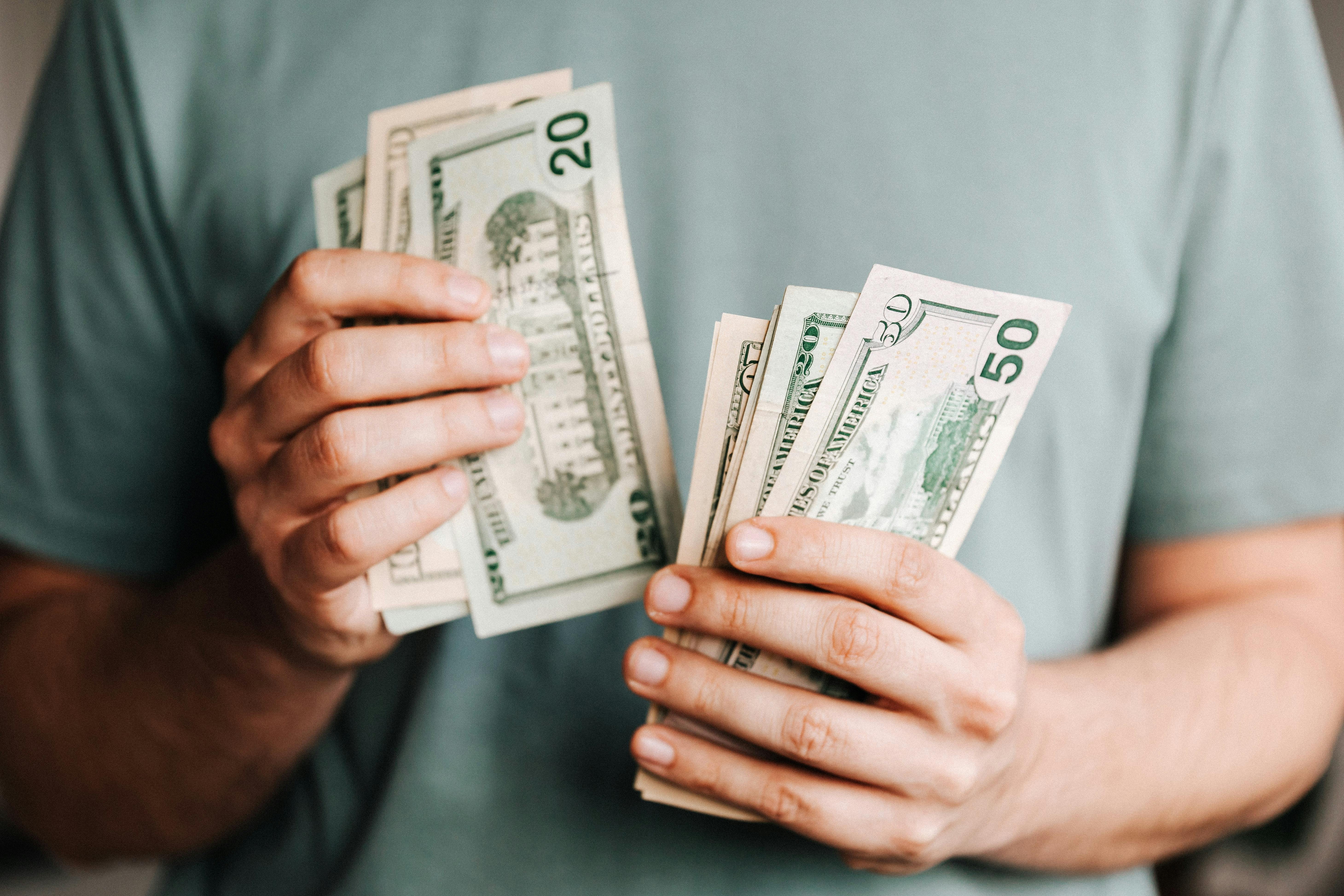 Dólar abre em queda com petróleo no foco e Superquarta no horizonte; mercados reagem a acordo EUA-Irã