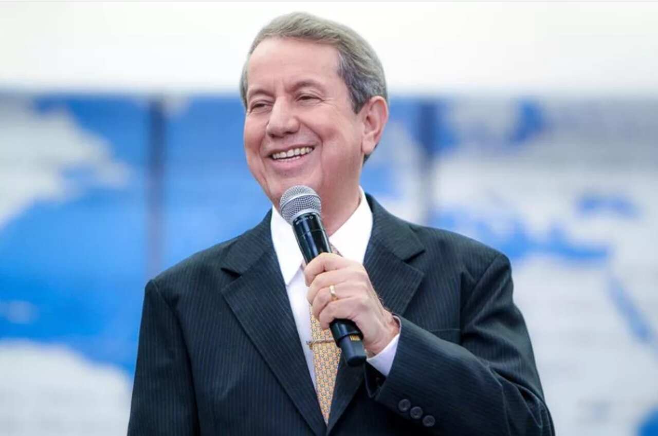 Band renova Show da Fé de R.R. Soares por 12 meses; programa segue às 21h30 e rende R$ 5 milhões por mês