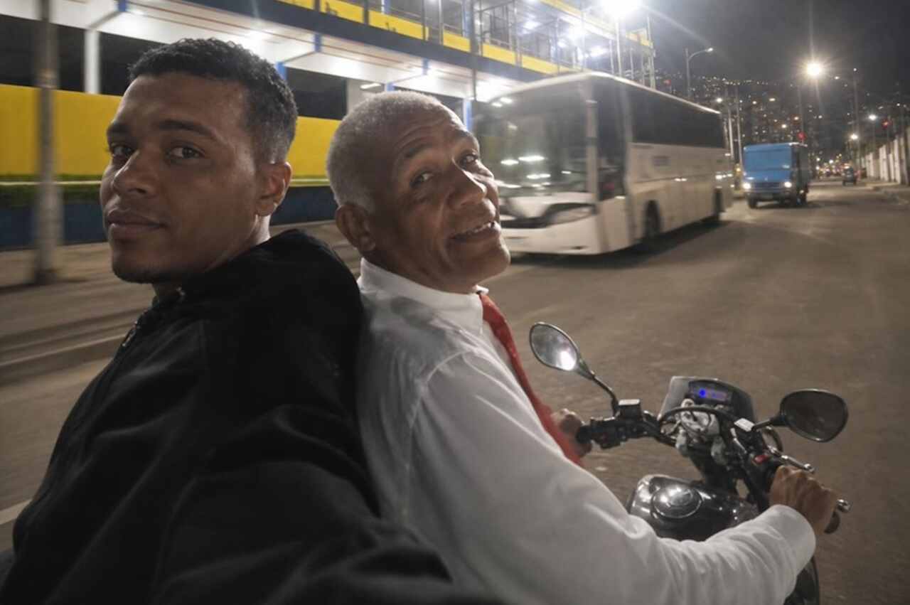 Vídeo: Isidório pilota sem capacete e exige carona de costas; frase sobre 'aparência do mal' repercute