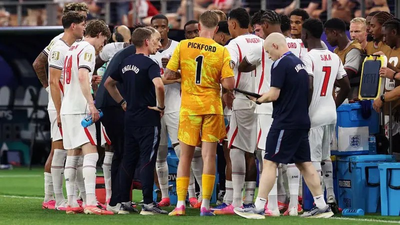 Pausas de hidratação rendem até US$ 1 bilhão em anúncios; vieram para ficar no futebol?